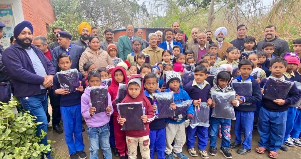 रोटरी क्लब अंबाला सेंट्रल ने सरकारी स्कूल के जरूरतमंद बच्चों को स्वेटर बाँटे और 25 छात्राओं का कराया बीमा
